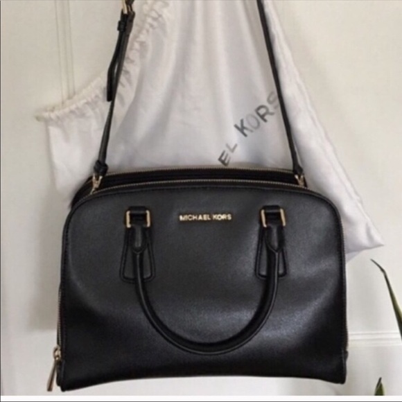 🛍️ Vintage Authentic MK shoulder bag excellent condition comes with dust bag. - Picture 8 of 12